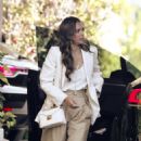 Jessica Alba – Heading for a meeting at The Beverly Hills Hotel