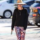 Lisa Rinna – On a solo hike in Los Angeles