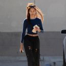 Malia Obama – Sports a new hairstyle at a CVS in Los Angeles