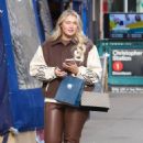 Iskra Lawrence – Make-up free in brown leather pants while shopping in Manhattan