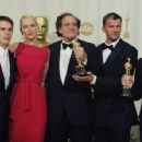 Ethan Hawke and Uma Thurman with The winners  - The 72nd Annual Academy Awards (2000)