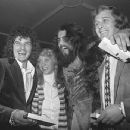 Mouth & MacNeal and their songwriters receiving the Conamus Export Award in 1972, from left to right: Hans van Hemert, Willem Duyn, Sjoukje van ‘t Spijker, and Harry van Hoof
