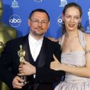 Janusz Kaminsky and Uma Thurman - The 71st Annual Academy Awards (1999)