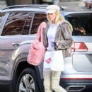 Elle Evans – Is seen carrying too much luggage in New York