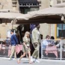 Kendra Shaw – Shopping candids in Florence - 454 x 303