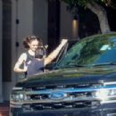 Ella Emhoff – Being escorted by Secret Service agents in Los Angeles - 454 x 302