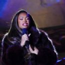 Kelly Clarkson, Jennifer Hudson, more stars perform holiday hits during NYC tree lighting - 454 x 303