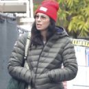 Sarah Silverman – Sharing a kiss with her boyfriend Rory Albanese in Los Angeles - 454 x 681