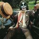 Peter Criss has a photo shoot with photographer Fin Costello at Costello's house in Connecticut with Costello's car - 450 x 600