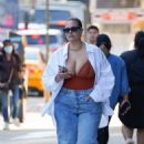 Ashley Graham – Seen on a stroll in New York - 454 x 683