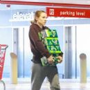 Kristen Bell – Does the heavy lifting while grocery shopping in Los Angeles - 454 x 681