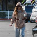 Kaley Cuoco – With Tom Pelphrey on lunch outing together in Agoura
