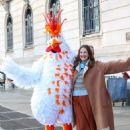 Drew Barrymore &#8211; Posing with a chicken in New York