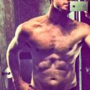 Sam worthington shirtless! show his muscle - 454 x 449