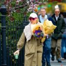 Busy Philipps – Shops for flowers in New York - 454 x 681