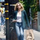 Kyra Sedgwick – Picks up her lunch from All Times restaurant - 454 x 590