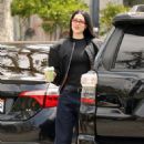Amelia Hamlin – Stops by Starbucks for an iced matcha in Los Angeles - 454 x 681