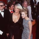 Cameron Diaz and Mena Suvari At The 72nd Annual Academy Awards - Arrivals (2000)