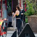 Mel C – Checks out a lime bike in central London - 454 x 473