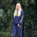 Gwen Stefani – With her husband Blake Shelton take a walk in Los Angeles - 454 x 575