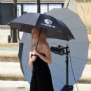 Chiara Mastroianni – With Catherine Deneuve filming ‘O Sole Mio’ - 454 x 600
