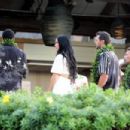 Katy Perry – In a white skirt and crop top filming ‘American Idol’ in Maui - 454 x 303