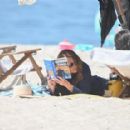 Julia Roberts – On the set of ‘Leave The World Behind’ at the beach in New York - 454 x 286