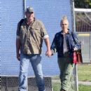 Gwen Stefani – With Blake Shelton watch her son play a game in Los Angeles - 454 x 543