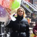 Jane Krakowski – Seen with load of balloons on Easter in New York - 454 x 681