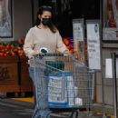 Neve Campbell – Seen with her husband at Whole Foods in Los Angeles - 454 x 588