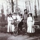 \Tsarskoye Selo (Russia), Nicholas II and his children. Daughters, left to right: Maria, Olga, Tatiana, Anastasia in 1913 - 454 x 454