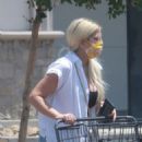 Tori Spelling Goes grocery shopping at Bristol Farms in Woodland Hills