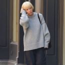 Lily Allen – Sporting her blonde bob haircut in Manhattan’s SoHo neighborhood - 454 x 697