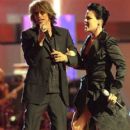 Steve Tyler and Pink - VH1/Vogue Fashion Awards 2002 - 399 x 612
