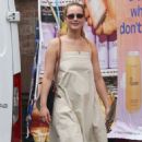 Jennifer Lawrence – Seen at a tanning salon in New York