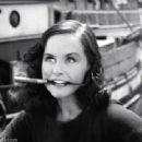 Modern Times - Paulette Goddard - 454 x 340