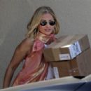 Sarah Michelle Gellar &#8211; Picks up packages from a post office in Brentwood