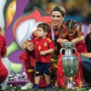 Spanish heroes celebrate with kids: 'Our daddies are the champions' - 454 x 293