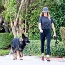 Gisele Bündchen – On a stroll through the bustling streets of Miami Beach