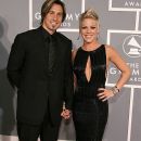 Carey Hart and Pink - The 49th Annual Grammy Awards (2007) - 385 x 612