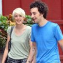 Agyness Deyn and albert hammond jr - 300 x 400