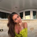 Taylor Nunez – Social media - 454 x 568