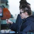 Miley Cyrus – Grabbing lunch at Erewhon with a mystery man in Stidio City - 454 x 302