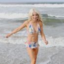 Sara Barrett in a bikini on the beach in Venice Beach - 454 x 632