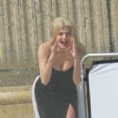 Chiara Mastroianni – With Catherine Deneuve filming ‘O Sole Mio’ - 454 x 741