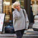 Lily Allen – Sporting her blonde bob haircut in Manhattan’s SoHo neighborhood - 454 x 715