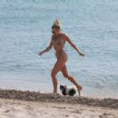 Khloe Terrae – On the beach in Miami [adds] - 454 x 303