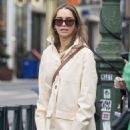 Emilia Clarke – Seen in Belgium to shoot scenes for film ‘The Pod Generation’ - 454 x 591