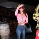 Sydney Chase – Rocking low-rise jeans at Saddle Ranch in West Hollywood - 454 x 681