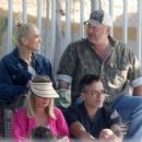 Gwen Stefani – With Blake Shelton watch her son play a game in Los Angeles - 454 x 377